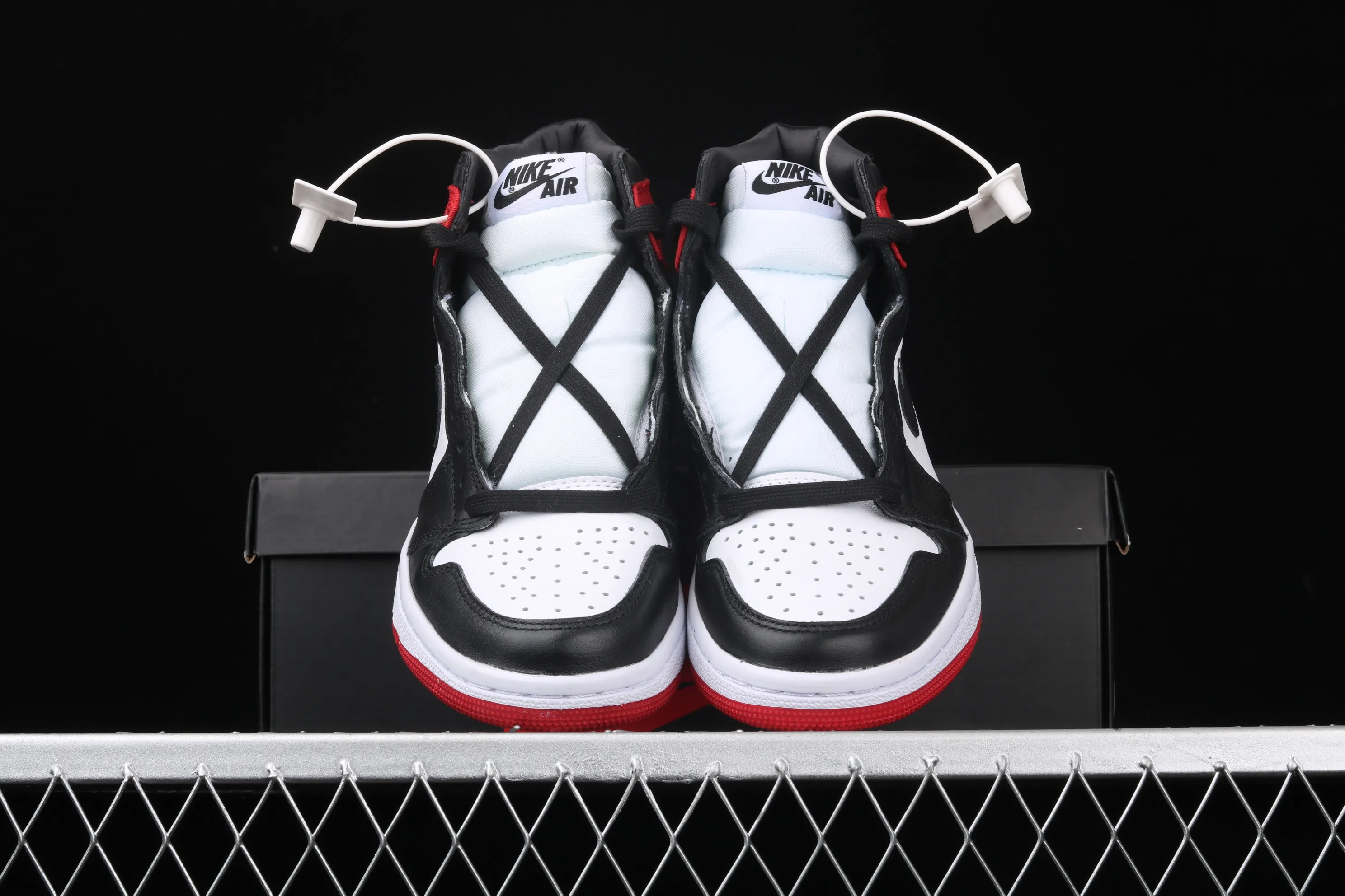 All categories Air Jordan Jordan series basketball shoes Air Jordan 1 High Air Jordan AJ1 Satin WMNS "Black Toe" AJ1 classic replica Joe 1 silk black toe CD0461-016